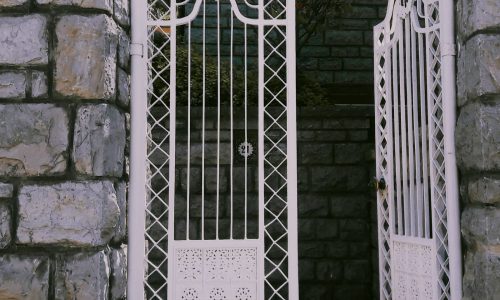 Cancello in ferro battuto aperto in un ingresso - Fabbro Antonio Vita Roma